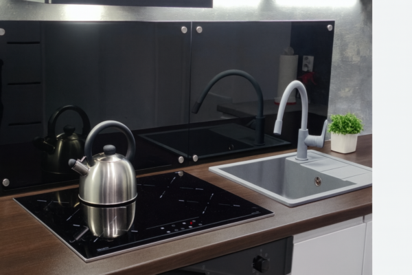 Czarny panel ochronny 70x50cm, osłona kuchenna